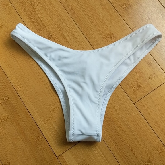 Bikini - Picture 4 of 4